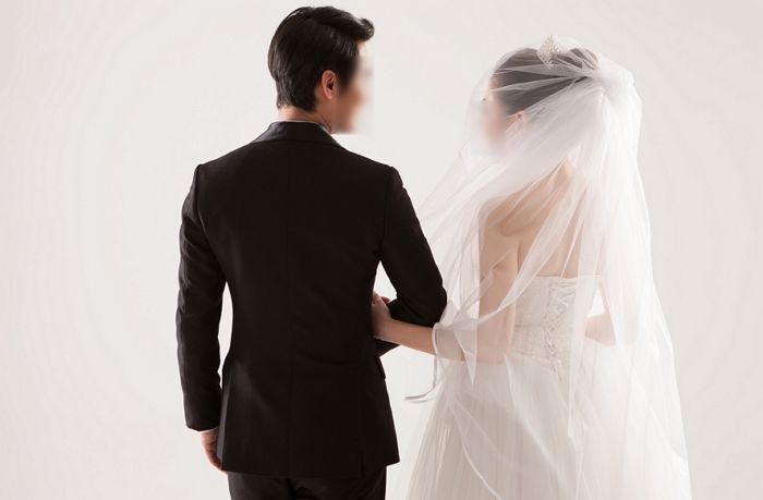 결혼식에 ‘남편·아이 둘’ 데려와 뷔페 먹고 축의금 8만원 낸 직장 동료... “답례품은 안 주시나요?”