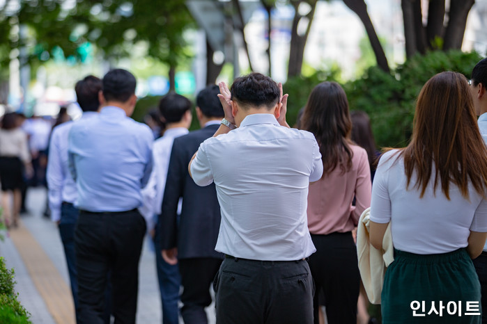 요즘 문자 많이 온 이유가... 고객정보 22만건 대부업체에 넘긴 은행원