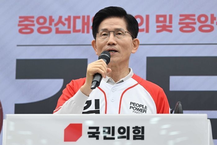“윤석열, 당에서 출당시킬 거냐” 질문에... 김문수, 분명하게 답했다