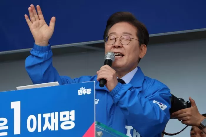 이재명 더불어민주당 대통령 후보가 대표적 험지인 대구·경북(TK) 지역 유세에 돌입한 13일 오전 경북 구미역 광장에서 지지를 호소하고 있다. 2025.5.13/뉴스1(공동취재)
