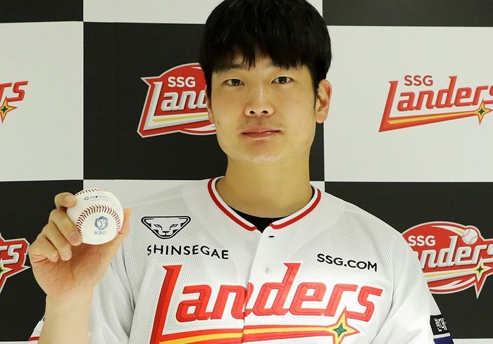 SSG 최정, 한국 프로야구 사상 최초 500호 홈런... 공 잡은 주인공의 정체