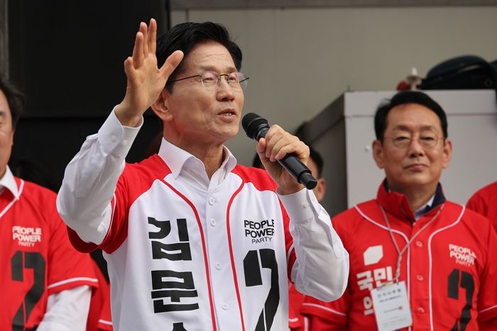 민주 “김문수, 유튜브 슈퍼챗으로 불법 정치자금 1억 7천 받았다... 경찰 고발”