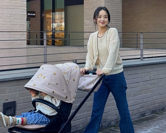 손연재, 대학생 같은 비주얼로 한정판 유모차 탑승한 ‘1세 子’와 나들이