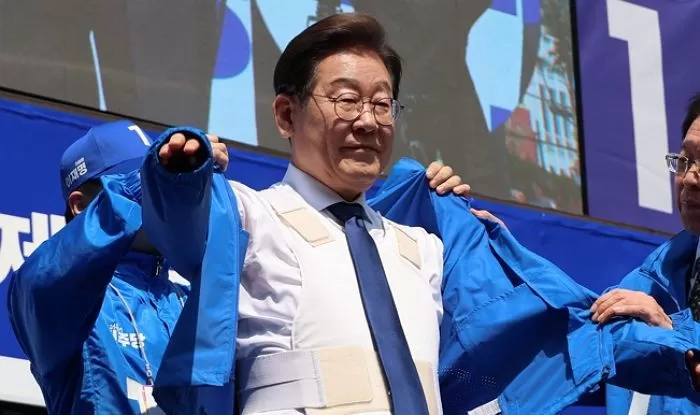 이재명 더불어민주당 대통령 후보가 제21대 대통령선거 공식 선거운동이 시작된 12일 오전 서울 종로구 청계광장에서 열린 중앙선거대책위원회 출정식에서 방탄복 위에 선거 운동복을 입고 있다. 2025.5.12/뉴스1