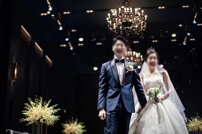 한국 여성 절반 “결혼보다 내 성취가 더 중요... 부부 수입은 각자”