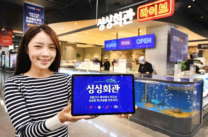 전문가가 즉석에서 회 떠주는 홈플러스 ‘싱싱회관’... 매출 대박