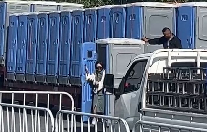 여성 볼일 보고 있는 ‘간이 화장실’ 그대로 싣고 고속도로 타버린 트레일러 (영상)
