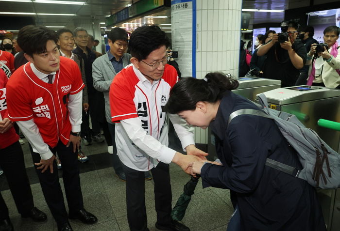 출근길 신도림 역 개찰구 앞에서 선거운동한 김문수 후보... “거긴 막아” 직접 지시
