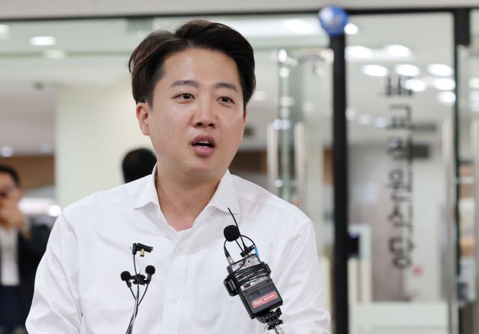 이준석 “40살 젊어서 안 된다더니, 그 대안이 74세 김문수인가”