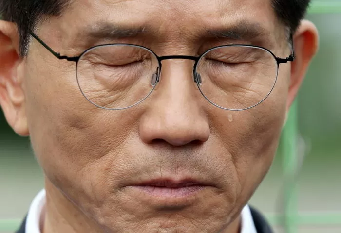 김문수 국민의힘 대통령 후보가 17일 오전 광주 북구 광주교도소 터를 찾아 눈물을 흘리며 생각에 잠겨 있다.(김문수 캠프 제공. 재판매 및 DB 금지) 2025.5.17/뉴스1