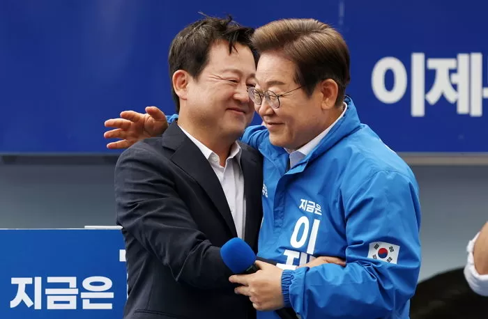 이재명 더불어민주당 대통령 후보가 17일 광주 서구 김대중컨벤션센터 광장에서 열린 집중유세에서 국민의힘 탈당 후 개혁신당 정책위의장을 맡았던 김용남 전 의원과 포옹하고 있다. (공동취재)2025.5.17/뉴스1