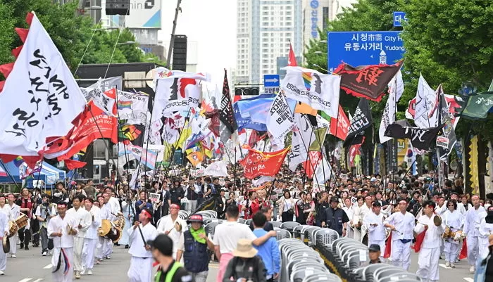 민주노총 광주전남본부 등 노동단체들이 17일 오후 광주 동구 금남로에서 열리는 5.18민주화운동 46주기 전야제 민주평화대행진에 참여하고 있다. 2025.5.17/뉴스1