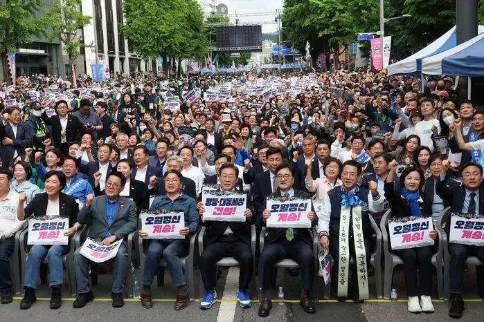17일 오후 광주 동구 금남로에서 5·18민주화운동 45주기 전야제가 열려 우원식 국회의장, 이재명 더불어민주당 대통령 후보를 비롯한 참석자들이 구호를 외치고 있다. 2025.5.17/뉴스1