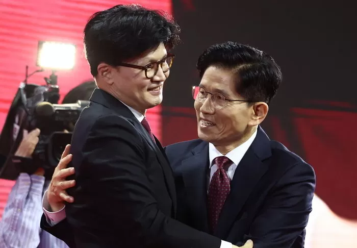 김문수 국민의힘 대통령 후보가 3일 경기 고양시 킨텍스에서 열린 5차 전당대회에서 한동훈 후보와 포옹하고 있다. 2025.5.3/뉴스1