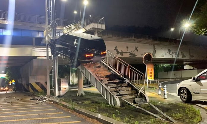 대구서 20대 운전자가 몰던 SUV 차량, 돌연 ‘육교’ 올라가... 무슨 일이?