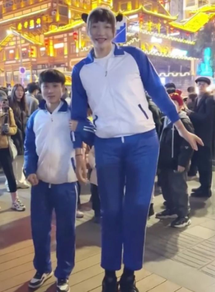 남편은 168·아내는 220cm... 키 차이 ‘52cm’ 커플의 놀라운 투샷
