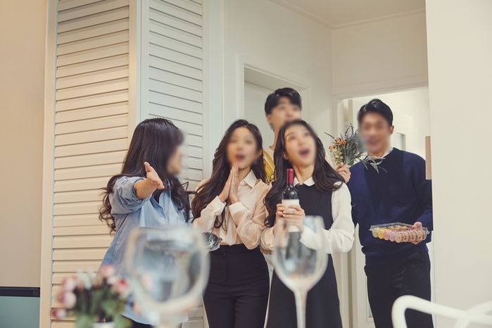 “친구 일곱명이 8만원씩 모아 사달라는 ‘집들이선물’ 사갔는데... 음식은 회 한 접시가 끝이네요”
