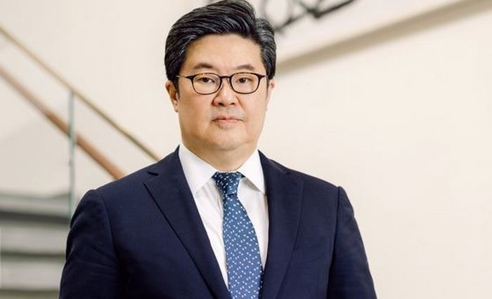 해외 출장가며 수사 피해오던 MBK 김병주, 귀국길 공항서 압수수색 당하며 ‘망신’