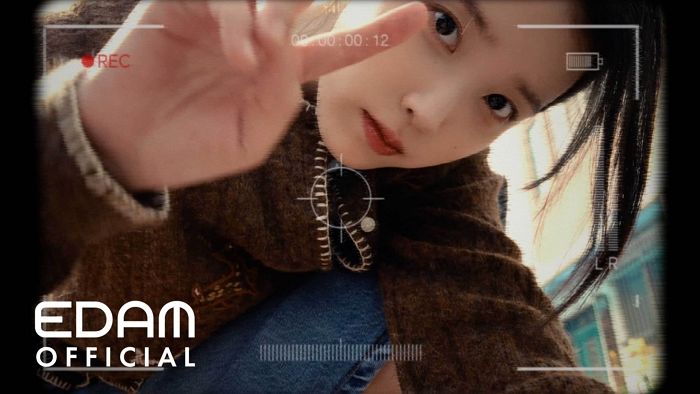 아이유, ‘폭싹’ 양금명 이어 아날로그 감성으로 컴백... 리메이크곡 ‘빨간 운동화’ 티저 공개