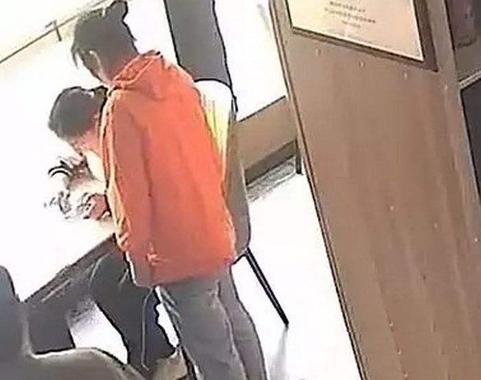 음식 시켜놓고 한 시간 동안 손도 안 댄 모녀... ‘보이스피싱’ 직감하고 구해낸 식당 주인