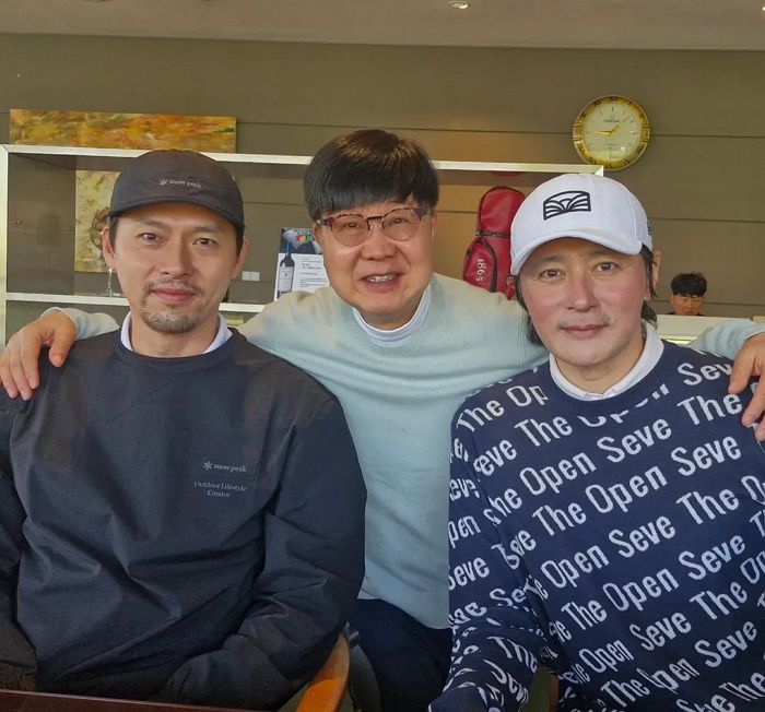덥수룩하게 수염 기른 현빈과 볼 빨간 장동권... 절친 ‘근황샷’ 공개했다