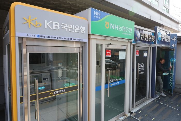 요즘 ATM 찾기가 점점 어려워지는 이유