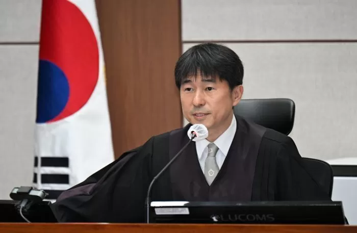 지귀연 부장판사가 지난 4월 21일 서울 서초동 서울중앙지법에서 열린 내란 우두머리 혐의 형사재판 2번째 공판에서 취재진의 퇴장 관련 발언하고 있다. 2025.4.21/뉴스1(사진공동취재단)