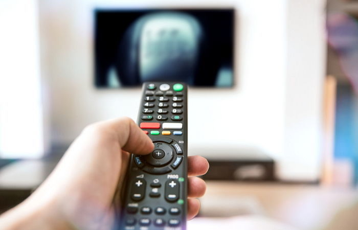 TV 화면 안 나오자 분노해 아파트 창 밖으로 집어던진 남성