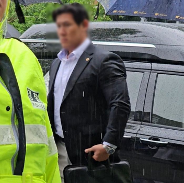 테러범 달려들면 반으로 접어버릴 것 같다는 ‘이재명 경호원’의 실제 덩치 수준
