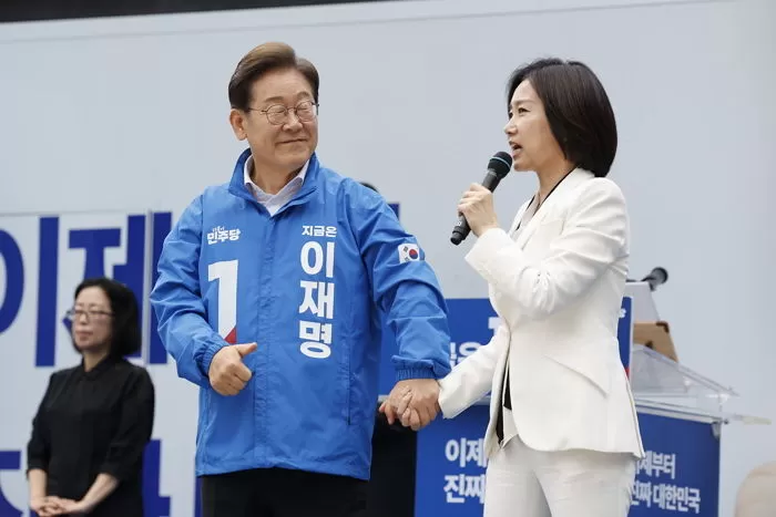 더불어민주당 합류 가능성이 거론되는 허은아 전 개혁신당 대표가 19일 오후 서울 영등포구 타임스퀘어에서 열린 이재명 대통령 후보의 유세장을 찾아 이 후보의 지지를 호소하고 있다. 2025.5.19/뉴스1