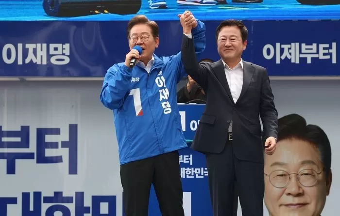 이재명 더불어민주당 대통령 후보가 17일 광주 서구 김대중컨벤션센터 광장에서 열린 집중유세에서 국민의힘 탈당 후 개혁신당 정책위의장을 맡았던 김용남 전 의원을 소개하고 있다. (공동취재)2025.5.17 / 뉴스1