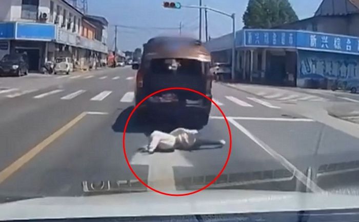 급출발한 앞차에서 어린이 2명 도로에 떨어져... 운전 어떻게 했길래