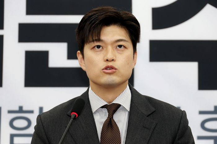 국힘 “대통령 후보 배우자 TV 생중계 토론하자”... 이준석은? 물어봤더니