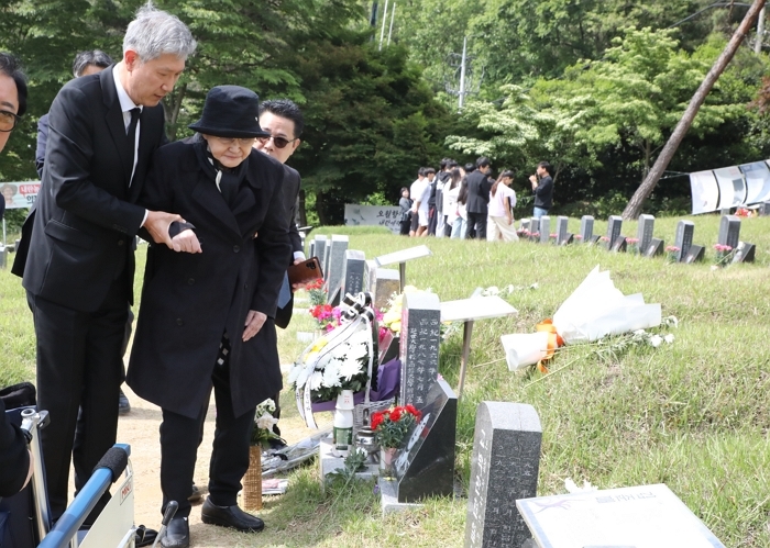 origin_김옥숙여사36년만에이한열열사묘소다시찾은이유는.jpg