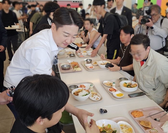 전남대 학생들 사이에 끼어 학식 먹은 이준석 ... 