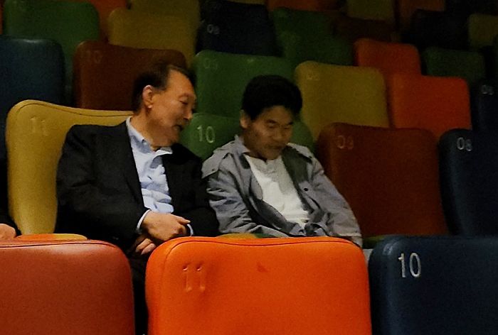 윤석열, 파면 뒤 최초의 공개행보... 전한길과 '부정선거' 영화 봤다