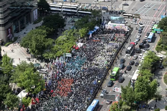 지난해 노동절, 서울 광화문네거리에서 대규모 집회 개최한 민주노총 조합원들 / 뉴스1