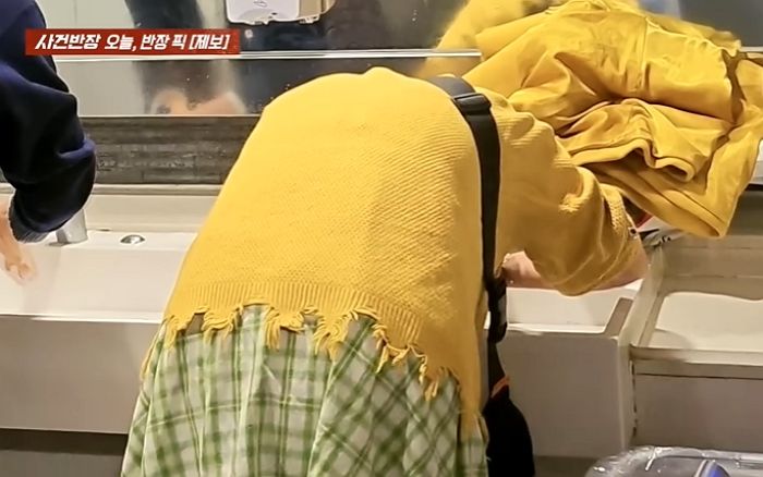 제주공항 화장실 세면대서 ‘핸드워시’로 머리감는 여성