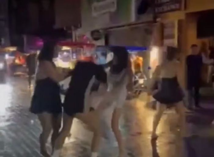 파타야 거리서 유흥업소 여성들끼리 집단 난투극... SNS서 확산 중인 패싸움 영상