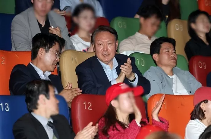 윤석열 전 대통령이 21일 오전 서울 메가박스 동대문에서 영화 ‘부정선거, 신의 작품인가’ 관람을 마치며 박수치고 있다. 왼쪽부터 이영돈PD, 윤 전 대통령, 전한길 전 역사강사. 2025.5.21 / 뉴스1