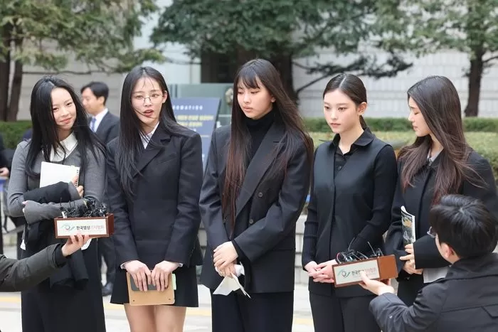 그룹 뉴진스(왼쪽부터 하니, 민지, 혜인, 해린, 다니엘)가 7일 서울 서초구 서울중앙지방법원에서 어도어 측이 멤버들을 상대로 제기한 ‘기획사 지위보전 및 광고계약 체결 등 금지’ 가처분 첫 심문기일을 마친 후 취재진 질문에 답하고 있다. / 뉴스1