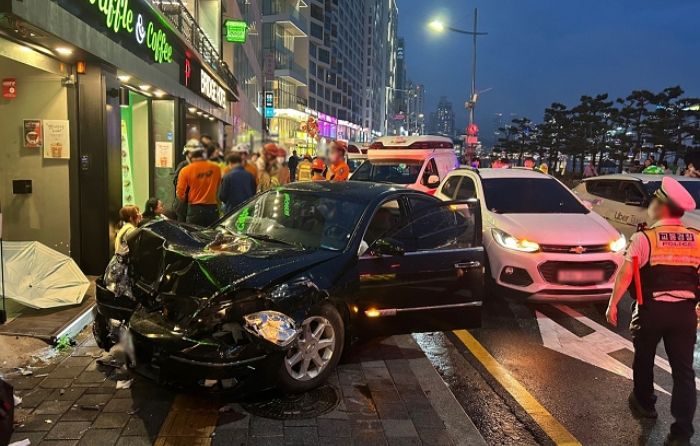 부산 광안리서 80대 할아버지가 몰던 차량 인도 돌진... 5명 병원 실려가
