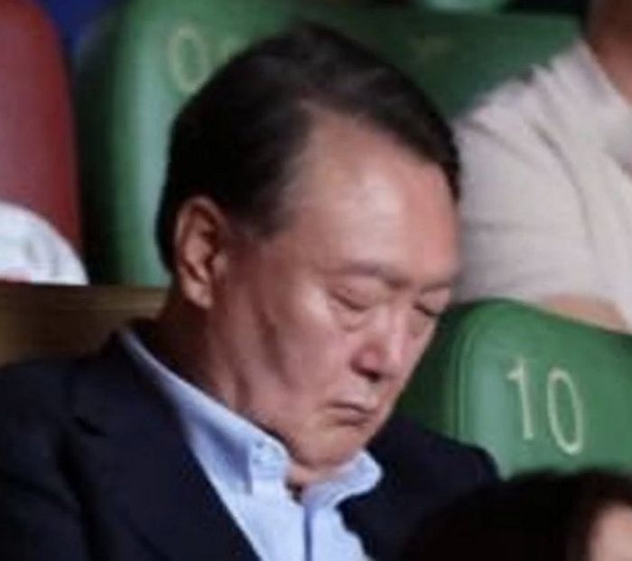 ‘부정선거 다큐’ 보다가 조는 모습 포착된 윤석열... 지지자에겐 “내용 너무 정확해”