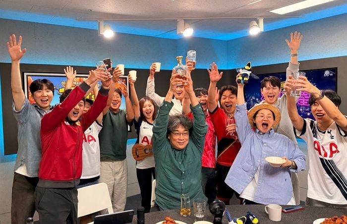 손흥민 ‘입중계’ 약속 지킨 봉준호 감독... “자책골로 이긴다” 예언까지 적중했다