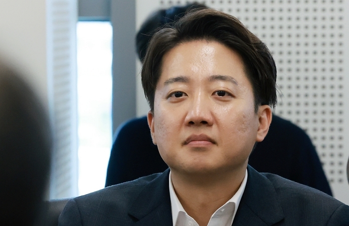 origin_한호성성남시의료원장발언청취하는이준석후보.jpg