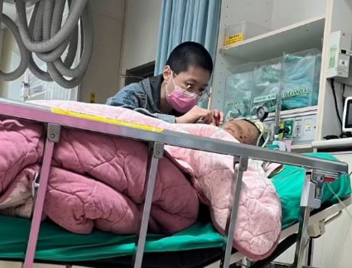 아픈 아빠 병간호하느라 머리 감을 시간도 없어... 긴 머리 싹둑 자르고 ‘반삭’한 여가수 근황