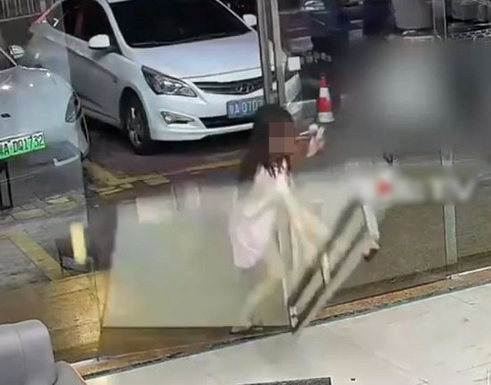 고장 난 문이면서... 유리문 박살 나자 ‘수리비’ 안 받았다며 ‘셀프 미담’ 퍼트린 휴대폰 대리점 사장