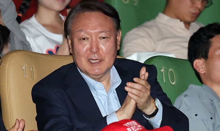 origin_박수치는윤석열전대통령.jpg