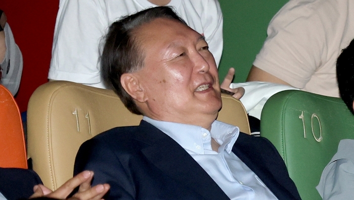 origin_밝은표정으로영화관람하는윤전대통령.jpg