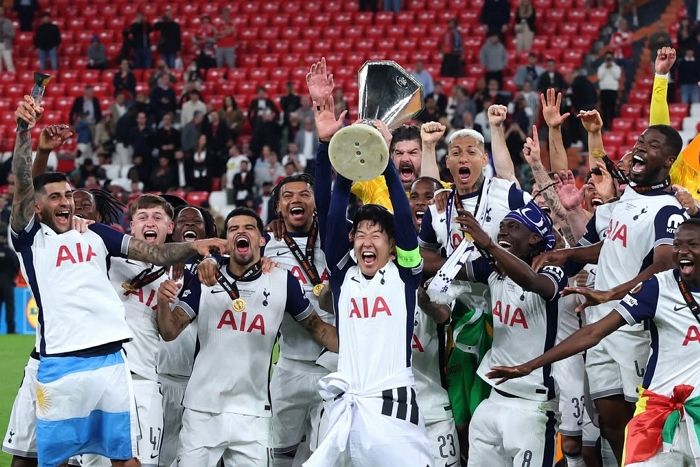 손흥민, 유로파리그 우승 ‘메달’ 못받아... 영국 매체 “UEFA, 큰 실수 저질렀다”